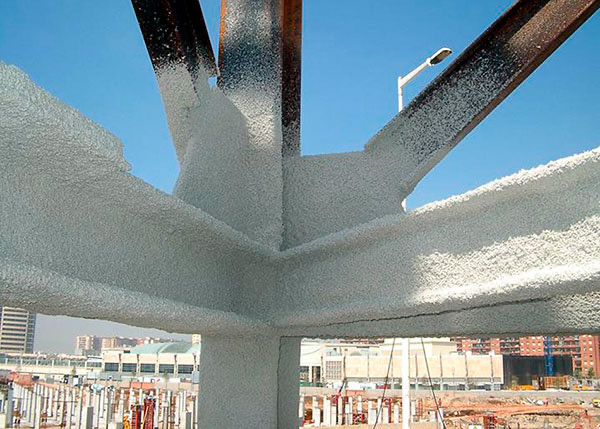 Detalle de mortero ignífugo proyectado sobre vigas metálicas en Andalucía